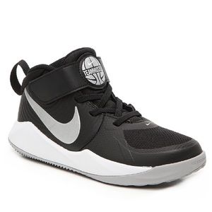 Nike black and white Team Hustle basketball sneakers children’s size 14